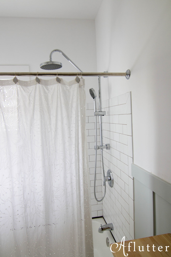 Modelo de cuarto de baño de estilo americano pequeño con bañera empotrada, ducha empotrada, paredes blancas y suelo de baldosas de porcelana