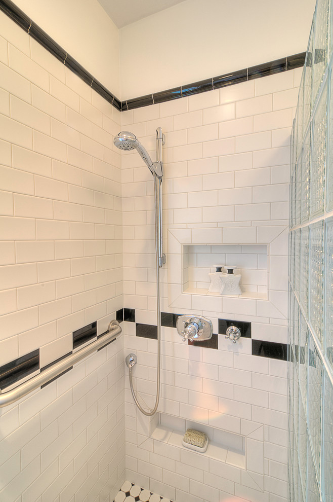 Exempel på ett litet 60 tals badrum, med ett piedestal handfat, skåp i shakerstil, vita skåp, en kantlös dusch, en toalettstol med separat cisternkåpa, vit kakel, keramikplattor, vita väggar och klinkergolv i porslin