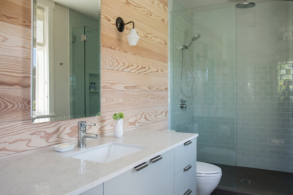 Пример оригинального дизайна: главная ванная комната среднего размера в скандинавском стиле с плоскими фасадами, серыми фасадами, душем в нише, раздельным унитазом, синей плиткой, керамической плиткой, белыми стенами, полом из керамогранита, врезной раковиной, столешницей из искусственного кварца, серым полом, душем с распашными дверями и белой столешницей