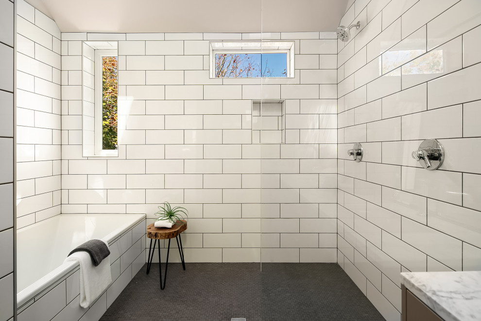 Réalisation d'une très grande salle de bain principale champêtre avec un espace douche bain.