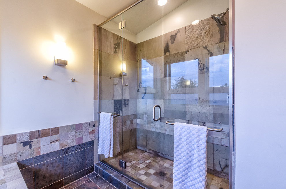 Idéer för mellanstora funkis en-suite badrum, med ett fristående handfat, möbel-liknande, skåp i mellenmörkt trä, granitbänkskiva, ett platsbyggt badkar, en dusch i en alkov, en toalettstol med hel cisternkåpa, grå kakel, stenkakel, vita väggar och klinkergolv i porslin