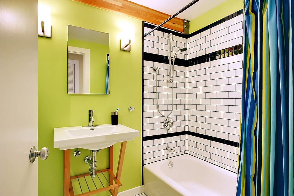 Réalisation d'une salle de bain design avec un carrelage métro, un lavabo suspendu et un mur vert.