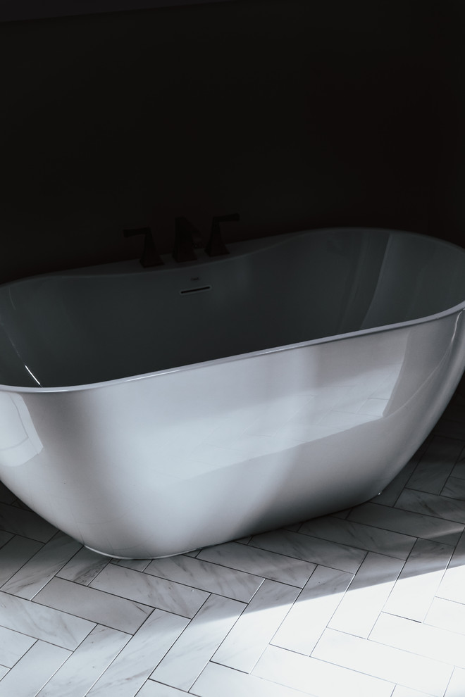Esempio di una stanza da bagno padronale chic di medie dimensioni con vasca freestanding, piastrelle di marmo, pareti grigie, pavimento con piastrelle in ceramica e pavimento bianco