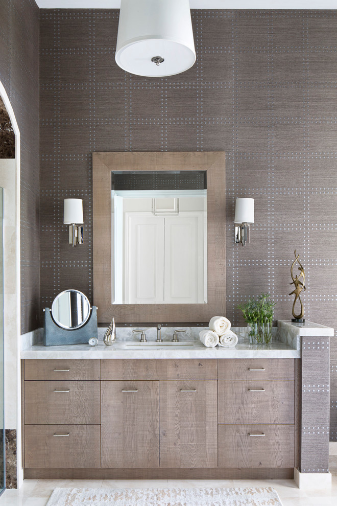Inredning av ett klassiskt mellanstort grå grått en-suite badrum, med släta luckor, skåp i ljust trä, grå väggar, ett undermonterad handfat och marmorbänkskiva