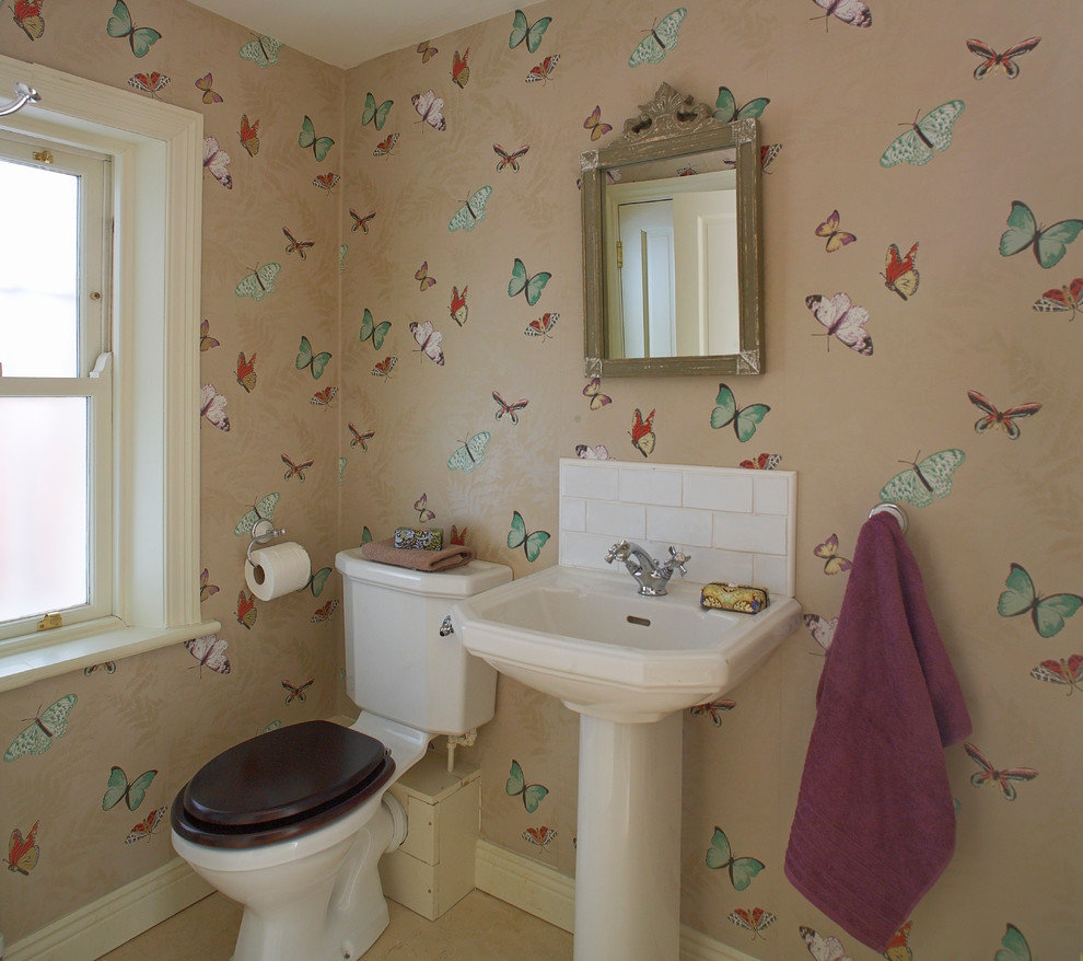 Стильный дизайн: ванная комната в классическом стиле с раковиной с пьедесталом - последний тренд
