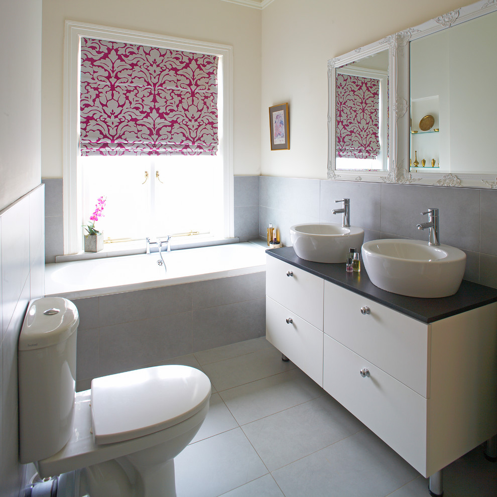 Foto de cuarto de baño actual con lavabo sobreencimera