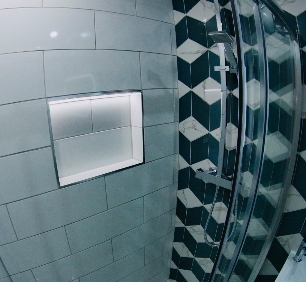 На фото: маленькая главная ванная комната в современном стиле с плоскими фасадами, серыми фасадами, душем без бортиков, унитазом-моноблоком, разноцветной плиткой, керамической плиткой, разноцветными стенами, полом из винила, монолитной раковиной, столешницей из искусственного камня, серым полом, душем с раздвижными дверями и белой столешницей для на участке и в саду