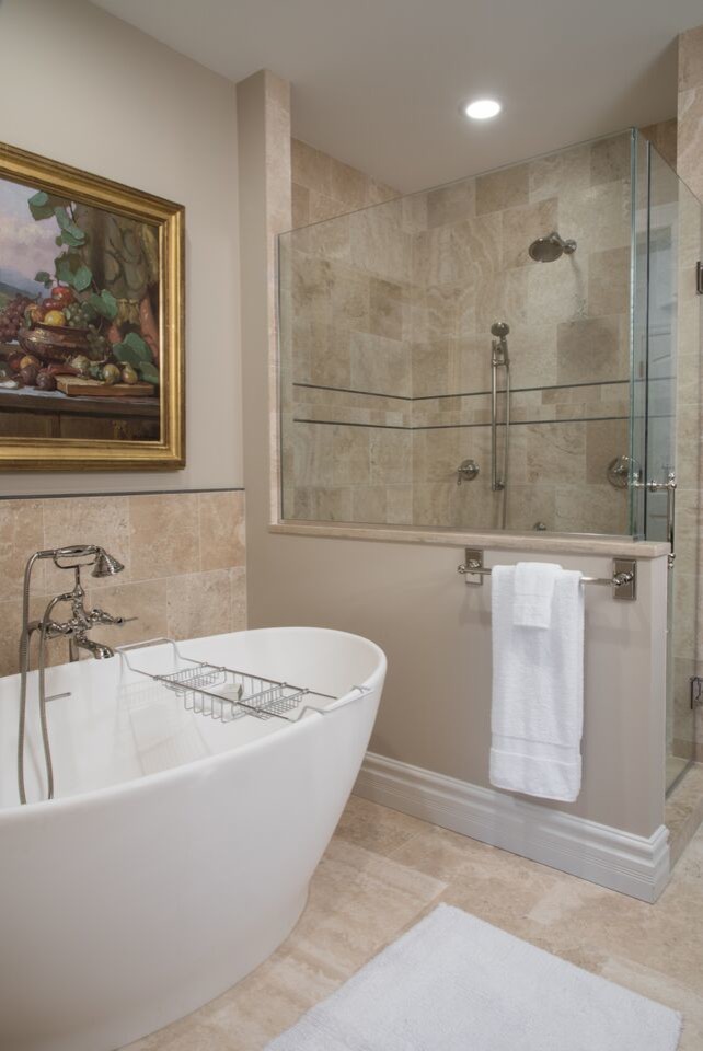 На фото: большая главная ванная комната в классическом стиле с отдельно стоящей ванной, открытым душем, унитазом-моноблоком, бежевой плиткой, белой плиткой, керамической плиткой, бежевыми стенами, полом из керамической плитки и накладной раковиной с