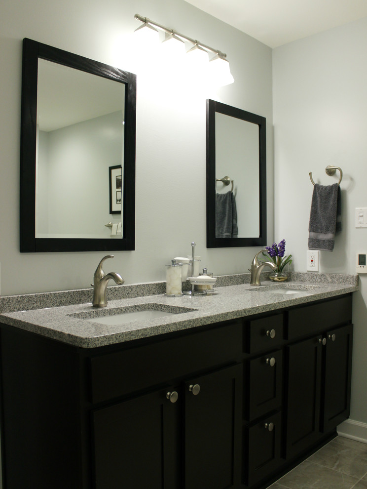 Bild på ett funkis badrum, med ett undermonterad handfat, skåp i shakerstil, skåp i mörkt trä, bänkskiva i kvartsit, grå kakel, porslinskakel, blå väggar och klinkergolv i porslin
