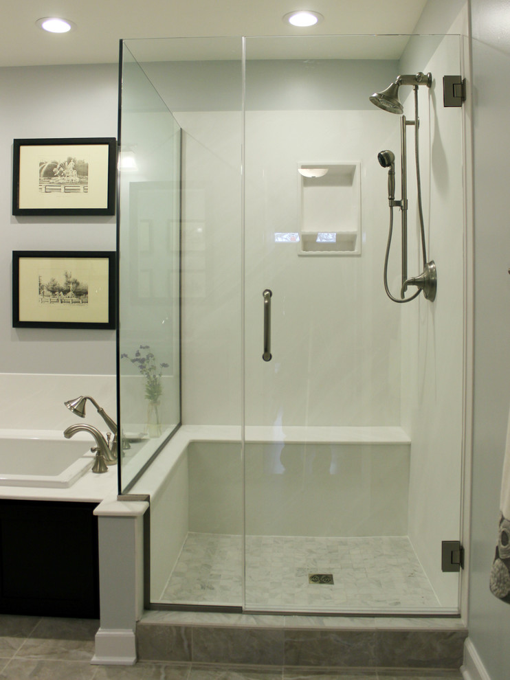Foto på ett funkis badrum, med skåp i shakerstil, skåp i mörkt trä, ett platsbyggt badkar, en hörndusch, grå kakel, porslinskakel, blå väggar och klinkergolv i porslin