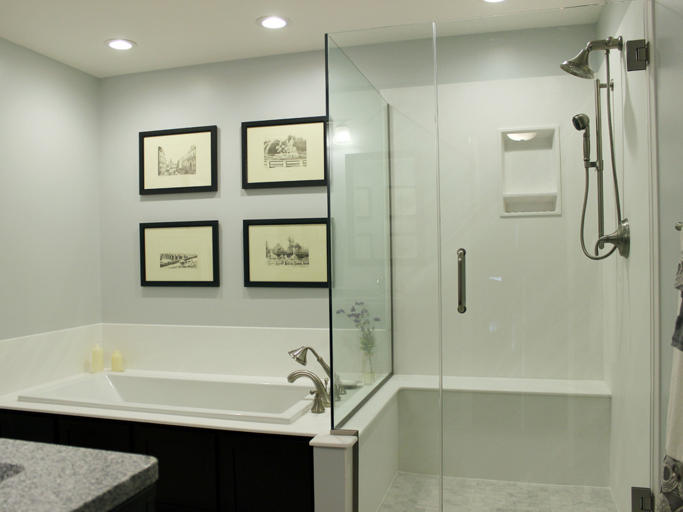 Inspiration för moderna badrum, med skåp i shakerstil, skåp i mörkt trä, ett platsbyggt badkar, en hörndusch, grå kakel, porslinskakel, blå väggar och klinkergolv i porslin