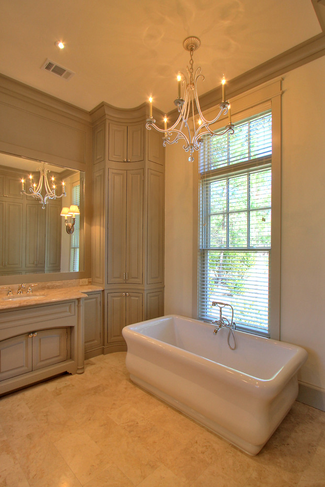 Пример оригинального дизайна: главная ванная комната в классическом стиле с фасадами с выступающей филенкой и отдельно стоящей ванной