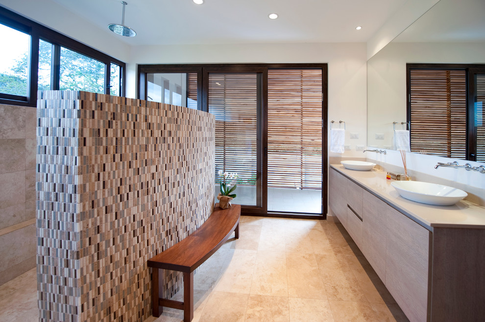 Foto de cuarto de baño rectangular actual con lavabo sobreencimera y baldosas y/o azulejos en mosaico