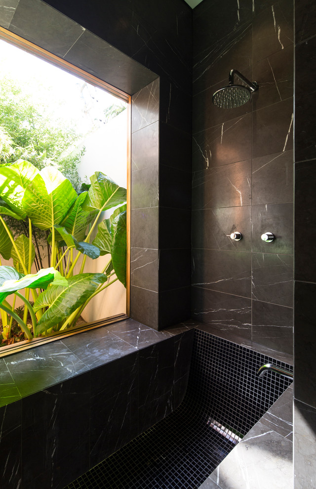 На фото: главная ванная комната среднего размера в современном стиле с подвесной раковиной, открытыми фасадами, накладной ванной, открытым душем, унитазом-моноблоком, черной плиткой, плиткой мозаикой, черными стенами и полом из керамической плитки