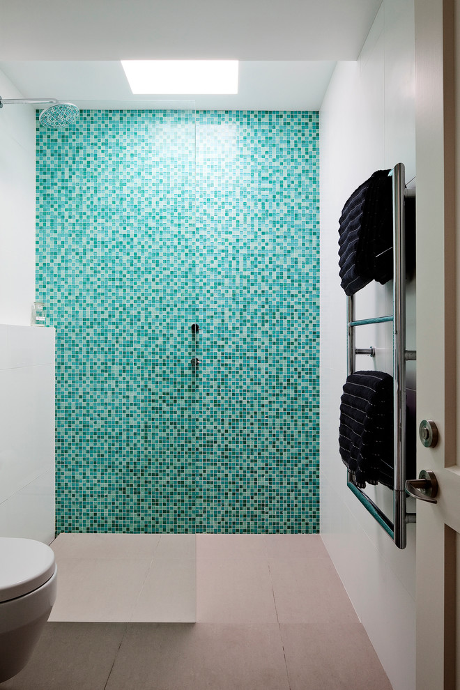 Großes Modernes Badezimmer En Suite mit offener Dusche, Toilette mit Aufsatzspülkasten, weißer Wandfarbe und Keramikboden in Sydney