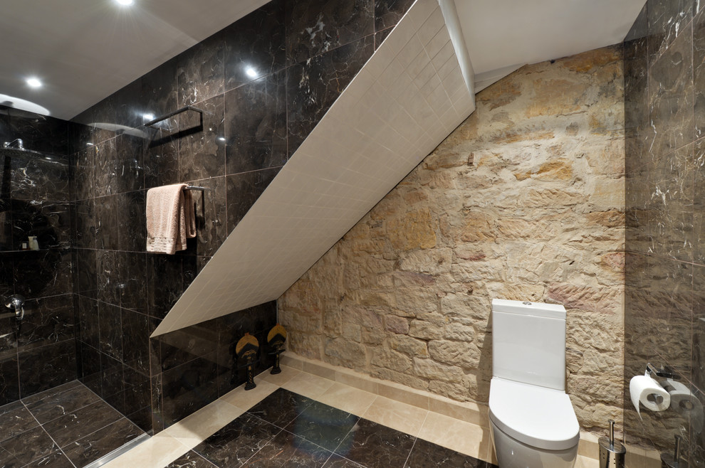シドニーにある高級な小さなトラディショナルスタイルのおしゃれなマスターバスルーム (大理石の洗面台、アルコーブ型シャワー、黒いタイル、大理石の床) の写真
