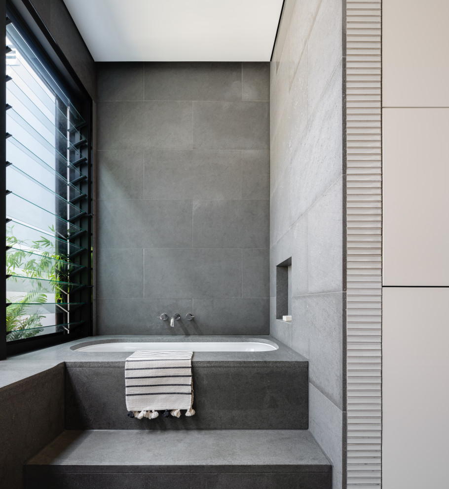 Inredning av ett modernt badrum, med en öppen dusch