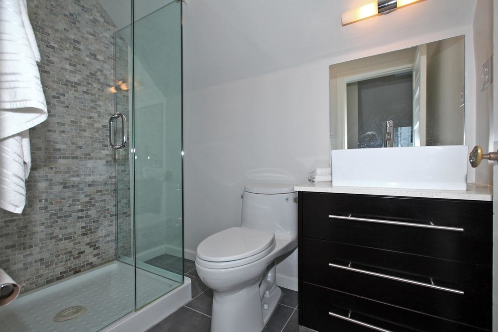 Ejemplo de cuarto de baño tradicional renovado pequeño con armarios con paneles lisos, puertas de armario de madera en tonos medios, ducha esquinera y lavabo sobreencimera