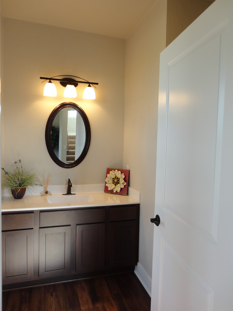 Ejemplo de cuarto de baño clásico de tamaño medio con lavabo integrado, armarios con paneles empotrados, puertas de armario de madera en tonos medios, sanitario de dos piezas, paredes beige y aseo y ducha