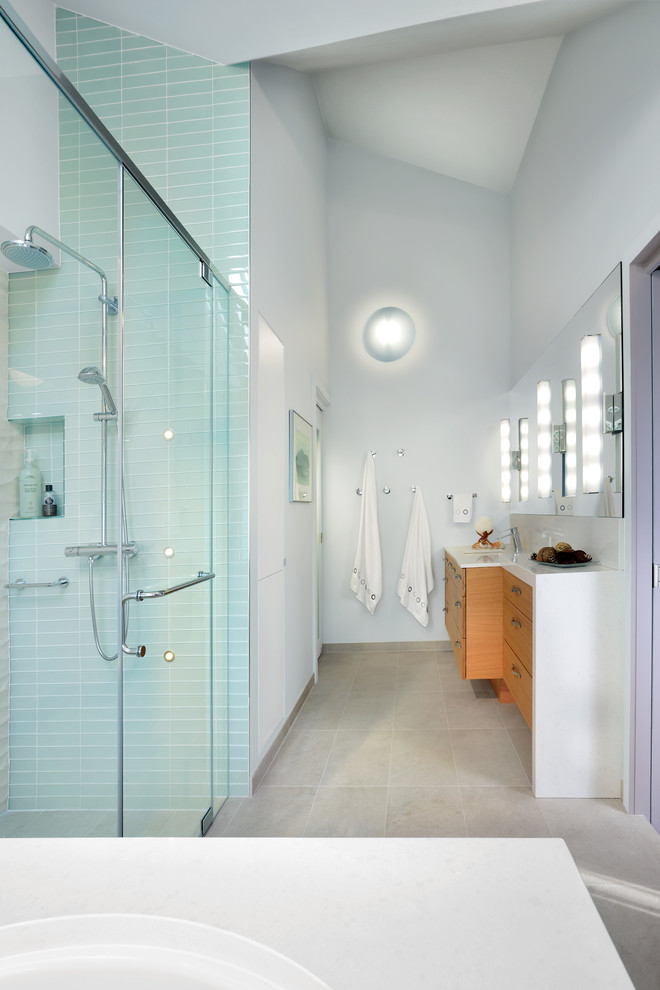Свежая идея для дизайна: ванная комната в морском стиле с плоскими фасадами, фасадами цвета дерева среднего тона, синей плиткой, стеклянной плиткой и белыми стенами - отличное фото интерьера