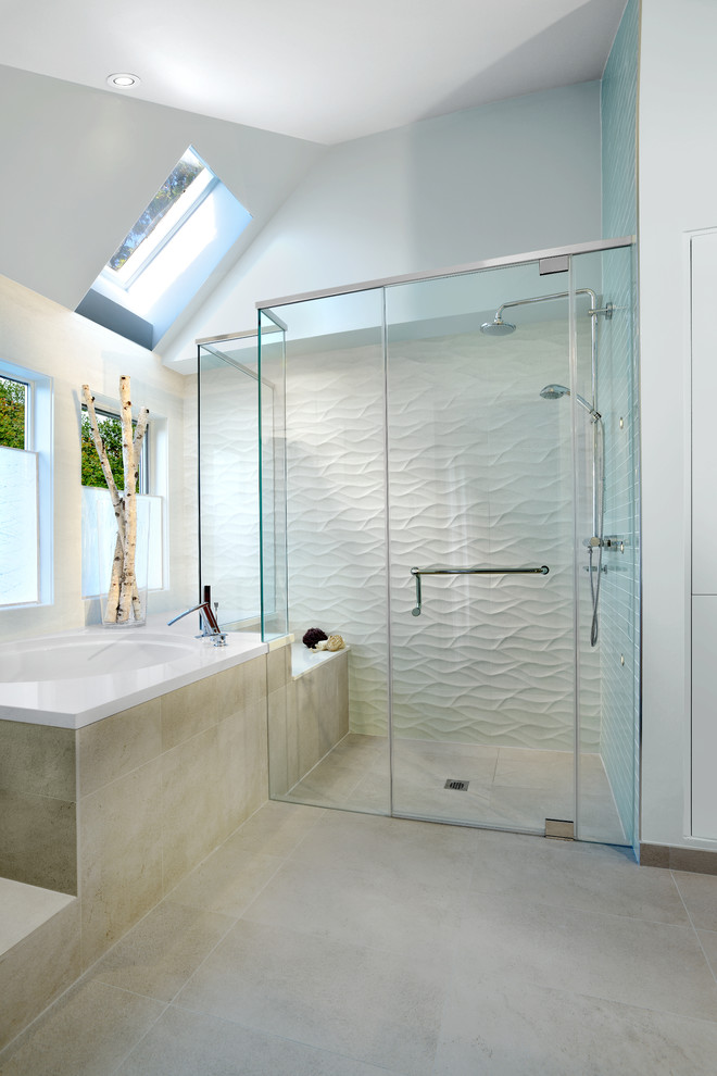 Aménagement d'une salle de bain bord de mer avec un bain japonais, une douche d'angle, un carrelage blanc, un mur blanc et une fenêtre.