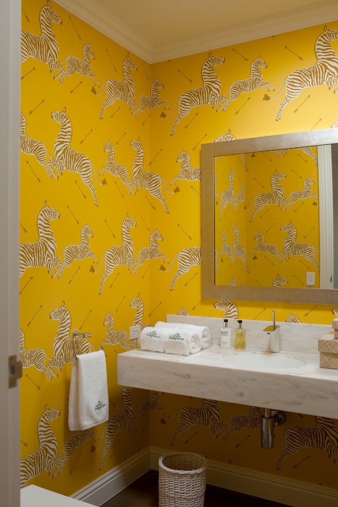 Immagine di una stanza da bagno per bambini design con lavabo sottopiano e pareti gialle