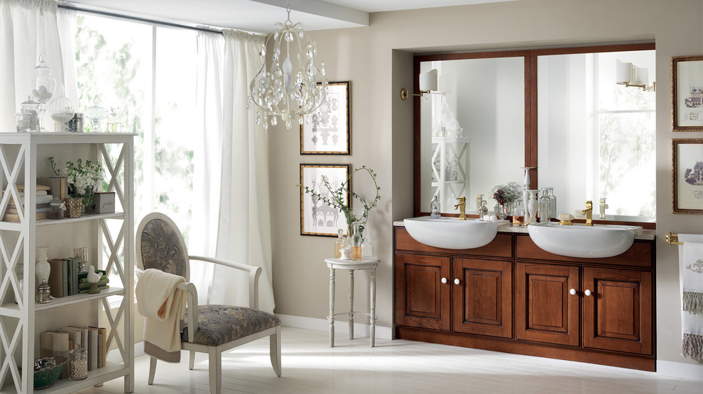 Exempel på ett stort klassiskt en-suite badrum, med ett nedsänkt handfat, luckor med upphöjd panel, skåp i mellenmörkt trä, bänkskiva i kvartsit, beige väggar och målat trägolv
