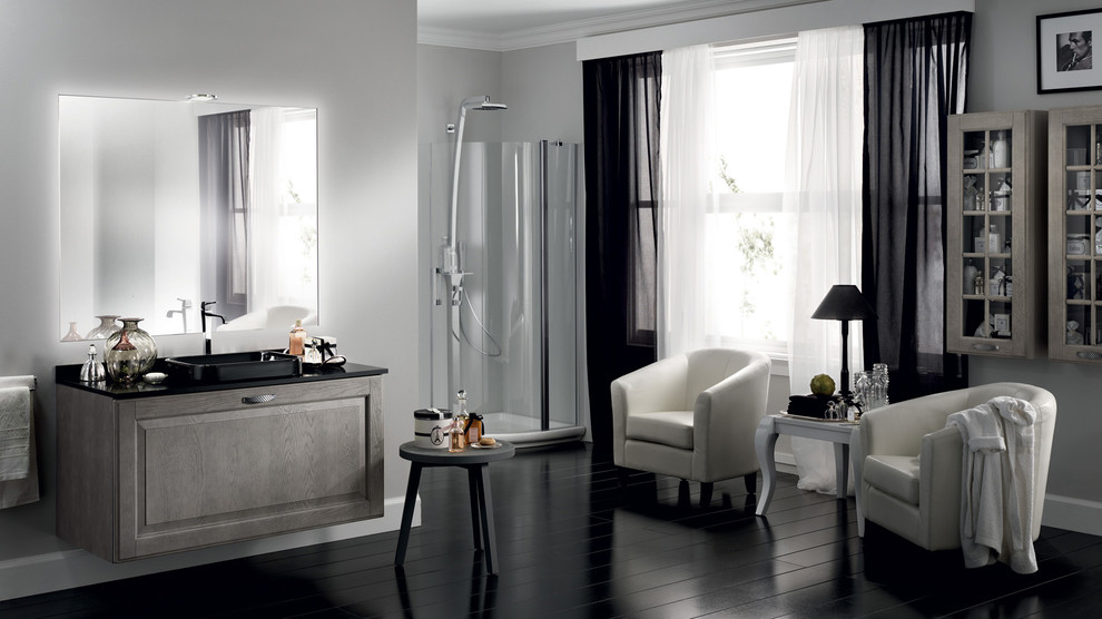 Inredning av ett klassiskt stort en-suite badrum, med ett nedsänkt handfat, luckor med upphöjd panel, bruna skåp, bänkskiva i kvartsit, en dusch i en alkov, vita väggar och målat trägolv