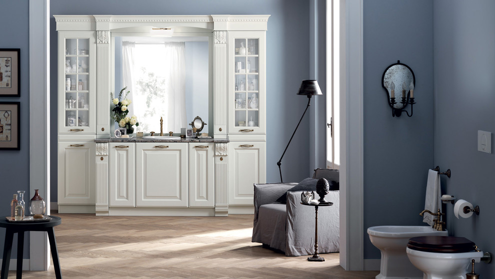 На фото: большая главная ванная комната в классическом стиле с врезной раковиной, фасадами с выступающей филенкой, белыми фасадами, столешницей из кварцита, раздельным унитазом, синими стенами и паркетным полом среднего тона
