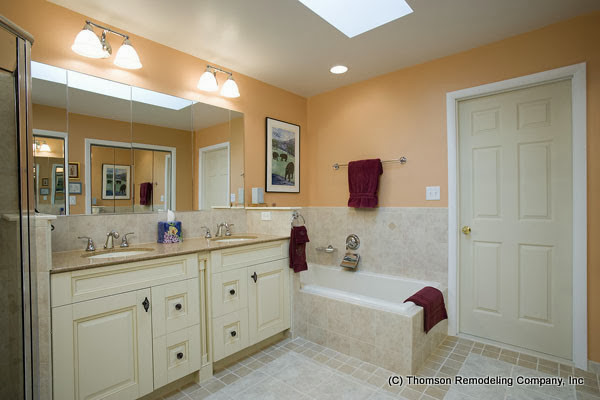 Cette image montre une grande douche en alcôve principale traditionnelle avec une baignoire posée, WC séparés, un carrelage beige, des carreaux de céramique, un mur beige, un sol en carrelage de céramique et un lavabo encastré.