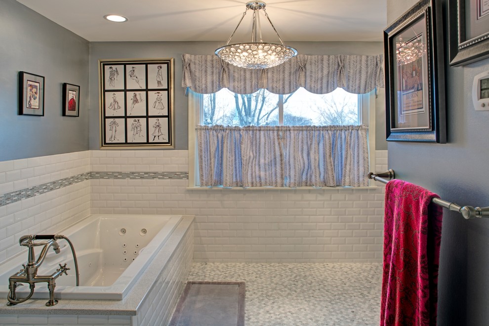 Foto di una stanza da bagno tradizionale con top in granito, vasca da incasso, piastrelle bianche e piastrelle in ceramica