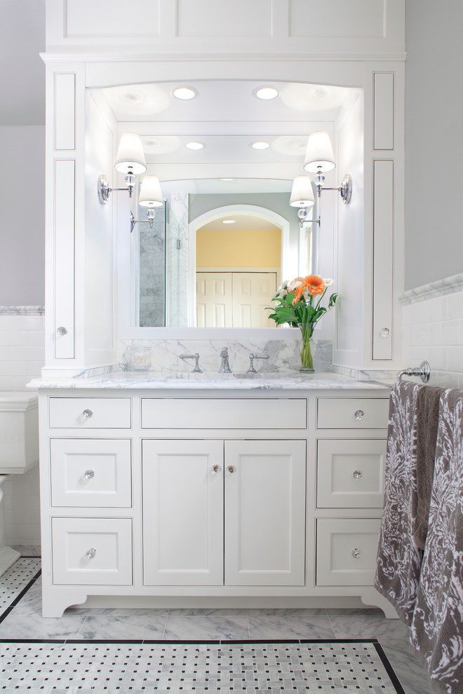Inspiration för shabby chic-inspirerade en-suite badrum, med ett nedsänkt handfat, vita skåp, marmorbänkskiva, en hörndusch, vit kakel, tunnelbanekakel och grå väggar
