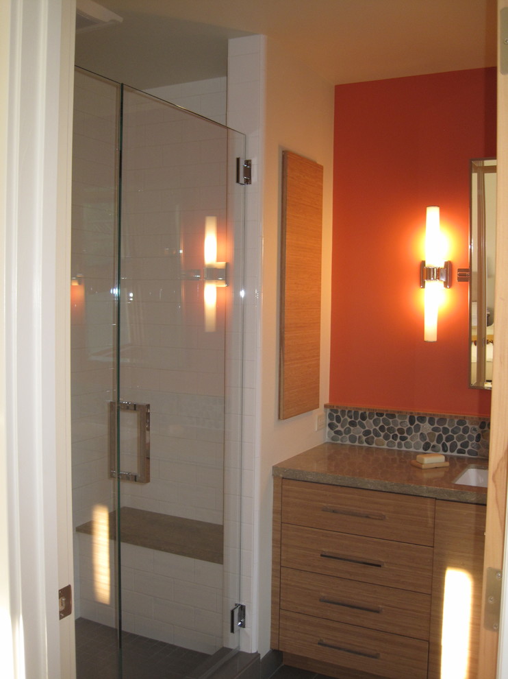 Idéer för ett litet modernt en-suite badrum, med släta luckor, skåp i mellenmörkt trä, bänkskiva i kalksten, en dusch i en alkov, vit kakel, keramikplattor, orange väggar, klinkergolv i keramik, ett undermonterad handfat och en toalettstol med hel cisternkåpa
