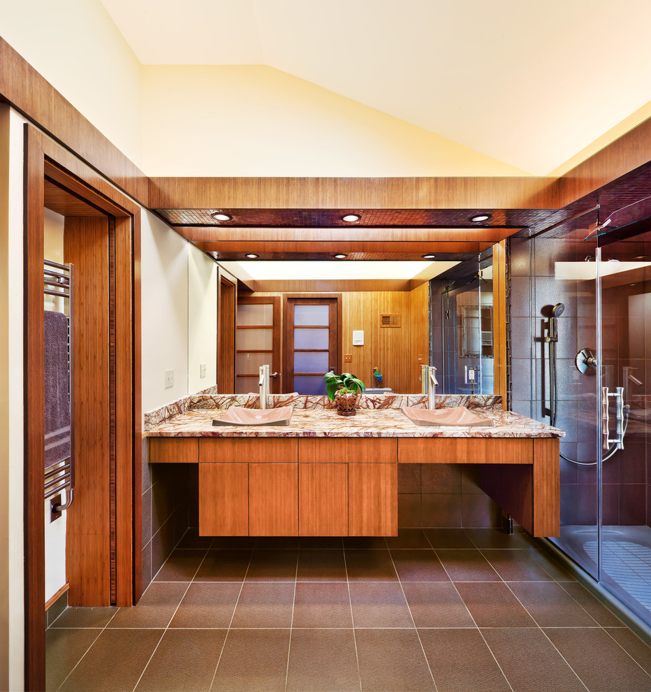 Modern inredning av ett litet en-suite badrum, med ett fristående handfat, släta luckor, skåp i mellenmörkt trä, marmorbänkskiva, en öppen dusch, brun kakel, porslinskakel, beige väggar, klinkergolv i porslin, brunt golv och dusch med gångjärnsdörr