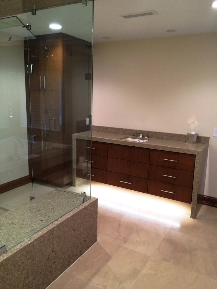 Cette photo montre une salle de bain principale tendance en bois foncé de taille moyenne avec un placard à porte plane, une douche double, un lavabo encastré et un plan de toilette en quartz modifié.
