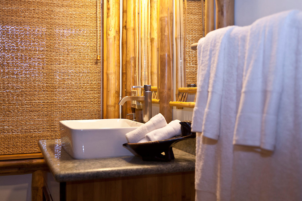 Foto di una stanza da bagno con doccia tropicale con lavabo a bacinella e pareti bianche