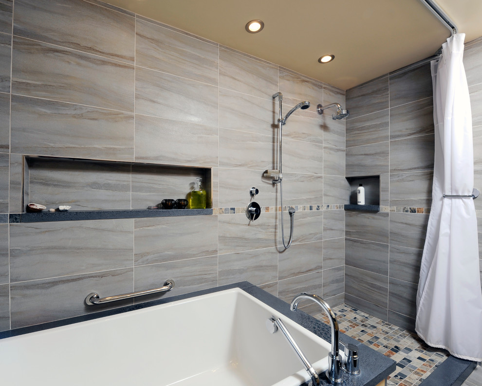 Стильный дизайн: ванная комната в современном стиле с накладной ванной, открытым душем, коричневой плиткой и разноцветным полом - последний тренд
