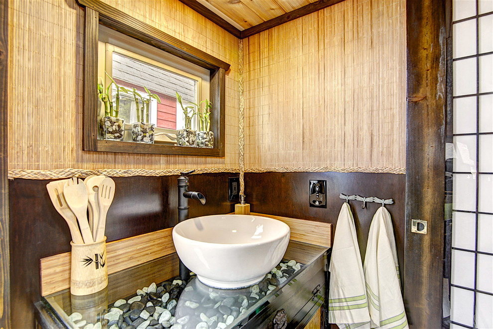 ポートランドにある小さなアジアンスタイルのおしゃれな浴室 (茶色い壁、ベッセル式洗面器、ガラスの洗面台) の写真
