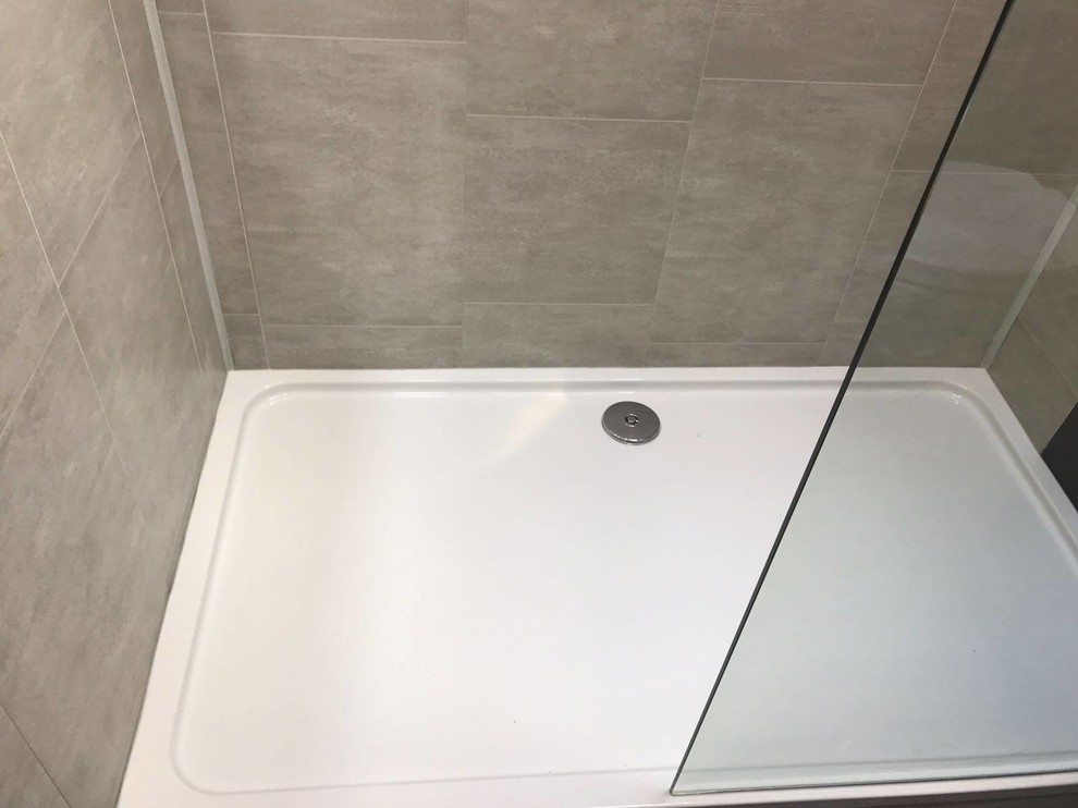 Foto di una piccola stanza da bagno padronale design con doccia aperta, WC sospeso, pareti grigie, pavimento in vinile, lavabo sospeso, pavimento multicolore e doccia aperta