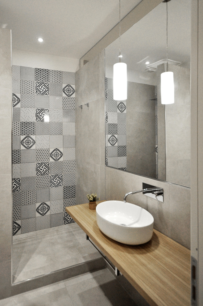Modernes Duschbad mit offenen Schränken, hellbraunen Holzschränken, offener Dusche, grauen Fliesen, Porzellanfliesen, Aufsatzwaschbecken und Waschtisch aus Holz in Catania-Palermo