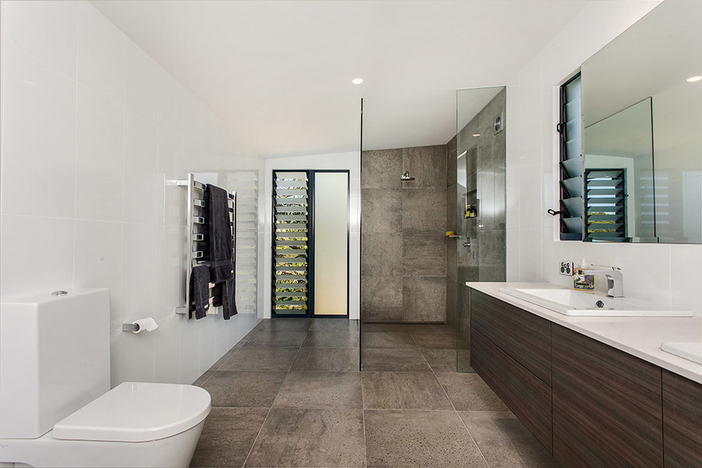 Foto di una grande stanza da bagno minimalista con ante lisce, ante marroni, doccia aperta, piastrelle marroni, pareti bianche, pavimento in cementine e top in granito