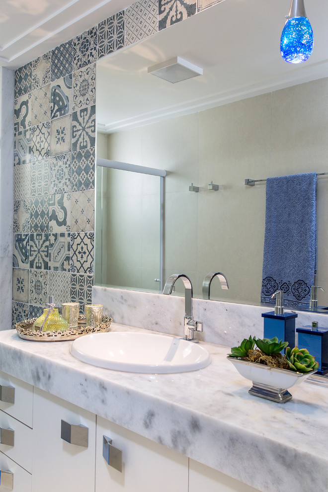 Ispirazione per una stanza da bagno minimal di medie dimensioni con piastrelle bianche, piastrelle in pietra e pavimento in gres porcellanato