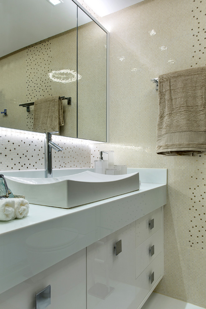 Пример оригинального дизайна: маленькая ванная комната в современном стиле с белой плиткой, каменной плиткой и полом из керамогранита для на участке и в саду