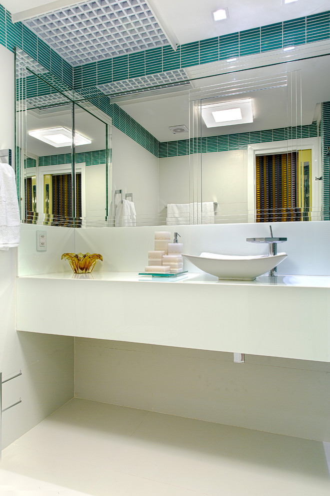 Ispirazione per una stanza da bagno contemporanea di medie dimensioni con piastrelle verdi, piastrelle di vetro, pavimento in gres porcellanato, pareti verdi e lavabo a bacinella