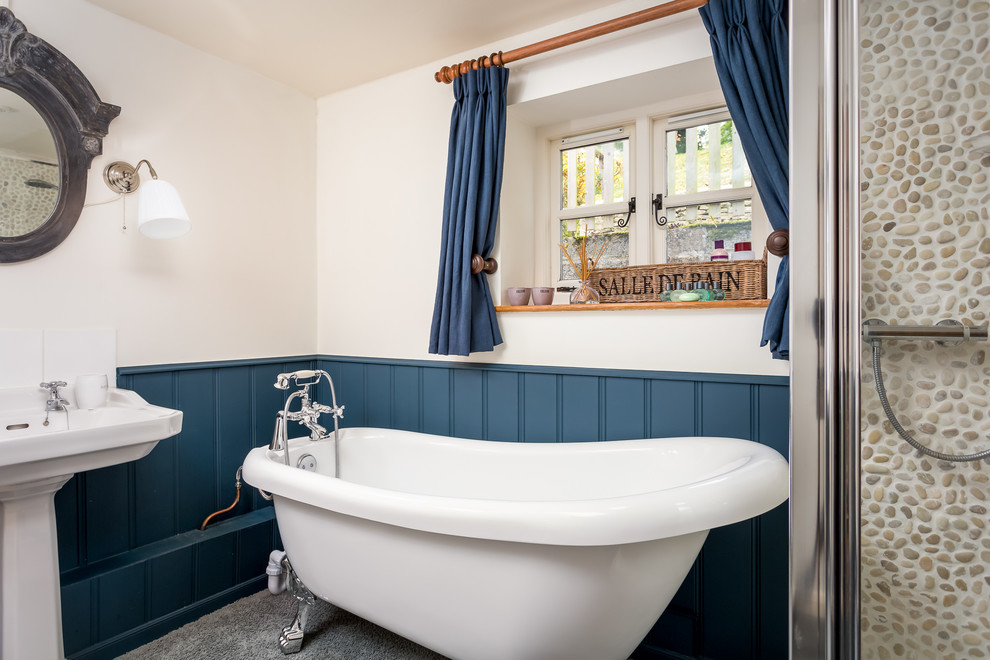 Immagine di una stanza da bagno per bambini costiera di medie dimensioni con vasca con piedi a zampa di leone, doccia ad angolo, piastrelle blu, pareti blu e lavabo a colonna