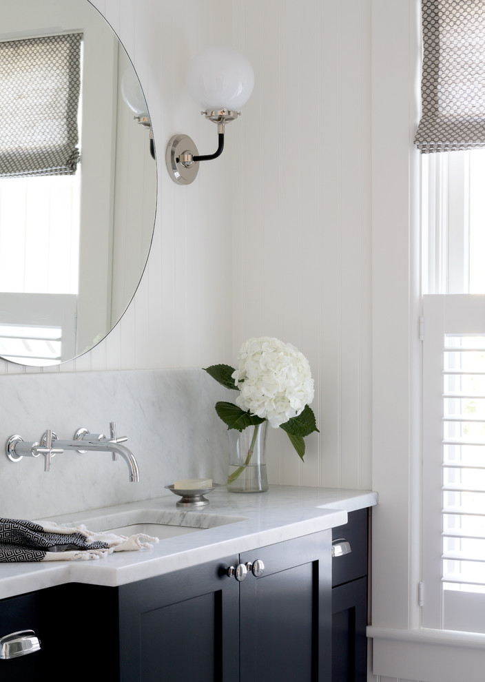 Klassisk inredning av ett litet grå grått badrum med dusch, med skåp i shakerstil, svarta skåp, grå kakel, marmorkakel, vita väggar, mosaikgolv, ett undermonterad handfat, marmorbänkskiva och flerfärgat golv
