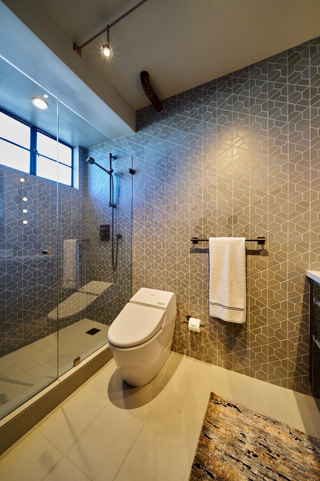 Kleines Modernes Badezimmer En Suite mit Glasfronten, grauen Schränken, Toilette mit Aufsatzspülkasten, grauen Fliesen, Keramikfliesen, grauer Wandfarbe, Porzellan-Bodenfliesen, Aufsatzwaschbecken, Quarzwerkstein-Waschtisch, grauem Boden, Falttür-Duschabtrennung und weißer Waschtischplatte in San Diego