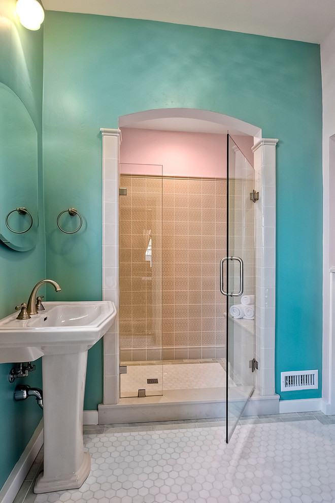 Immagine di una stanza da bagno vittoriana di medie dimensioni con doccia alcova, pareti blu, lavabo a colonna e porta doccia a battente
