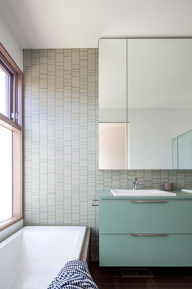 Пример оригинального дизайна: главная ванная комната в современном стиле с плоскими фасадами, зелеными фасадами, накладной ванной, разноцветными стенами, накладной раковиной и черным полом