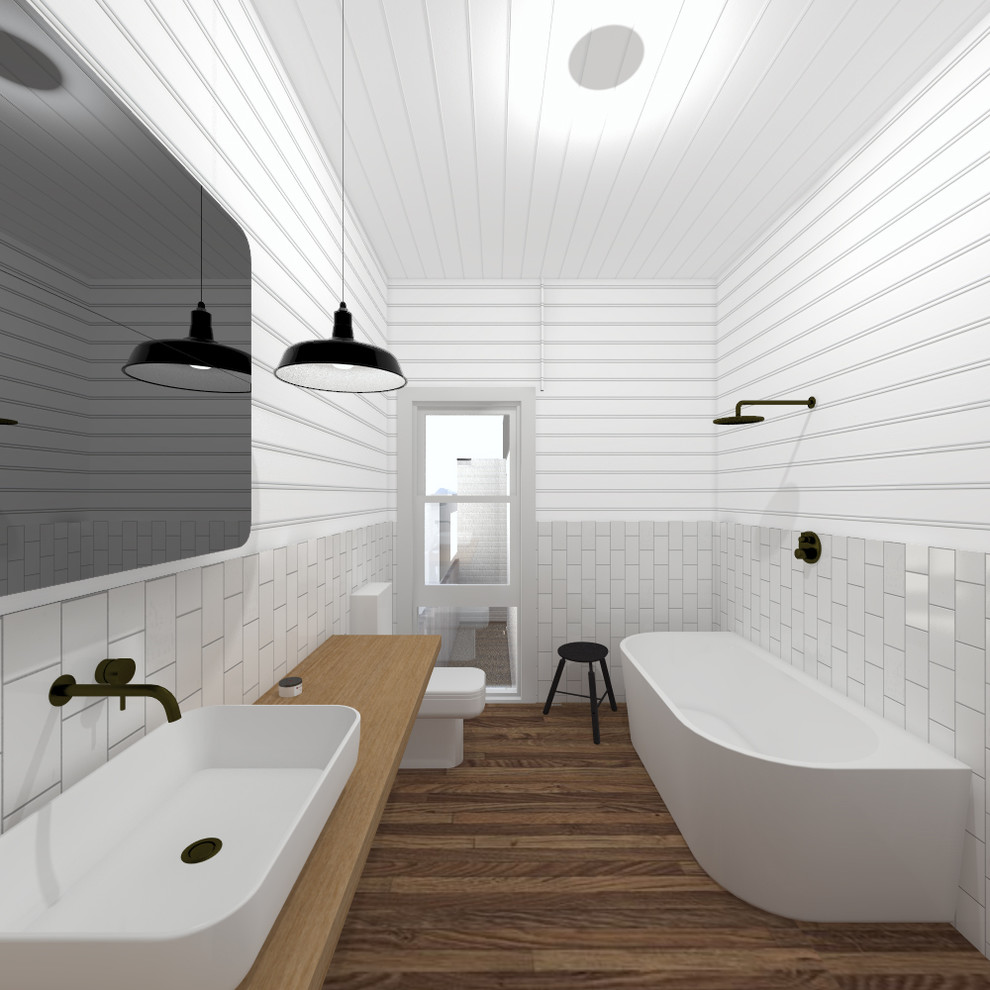 Bild på ett stort eklektiskt en-suite badrum, med öppna hyllor, skåp i ljust trä, vit kakel, tunnelbanekakel, ljust trägolv och träbänkskiva